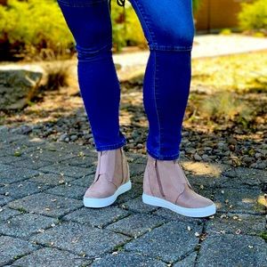 NWT SIZE 6.5 Taupe High Top Wedge Heel Sneaker